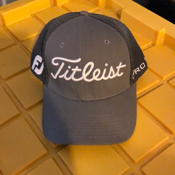 Titleist Men’s Fitted Golf Hat, size Large/XL